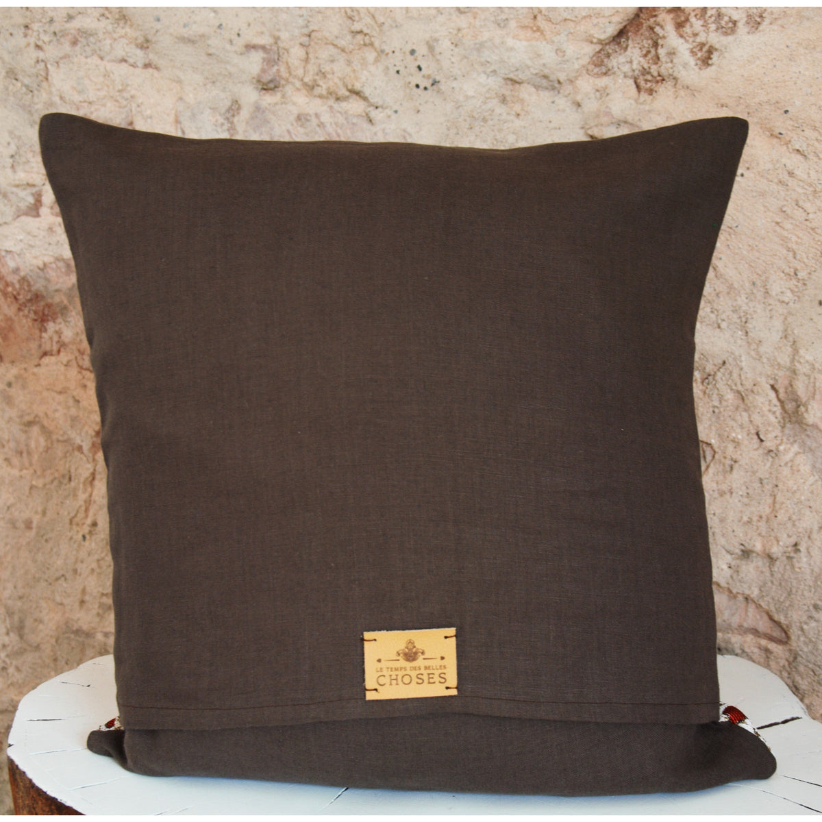 Coussin décoratif et stylé en jacquard français et lin lavé chocolat : Portrait de Frida Kalho, Coussin fait main
