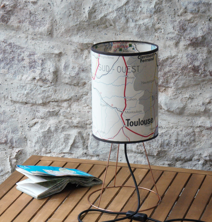 Lampe à poser abat-jour ancienne carte scolaire transports sud de la France sur socle tripode en laiton brut