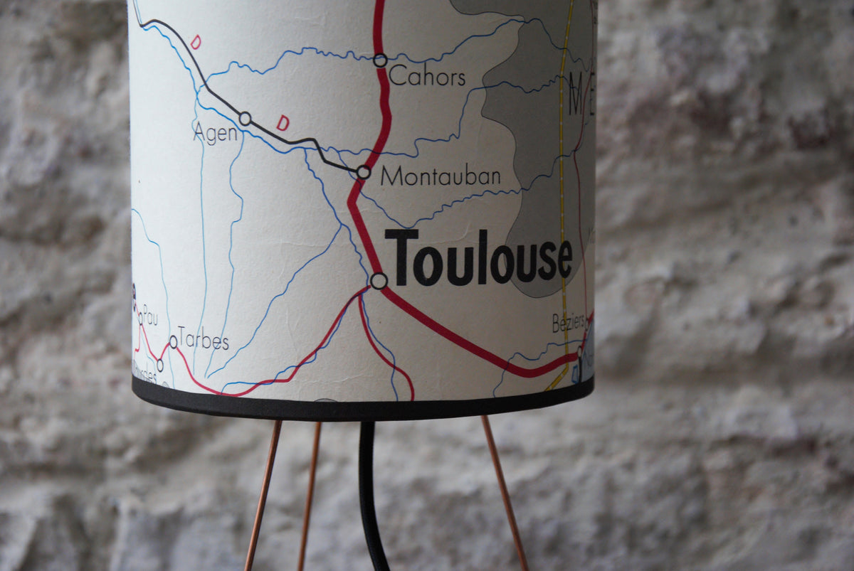 Lampe à poser abat-jour ancienne carte scolaire transports sud de la France sur socle tripode en laiton brut