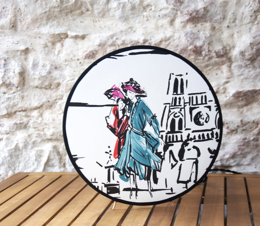 Lampe à poser sur carcasse d'abat-jour double face  pieds en cuivre, papier peint intissé de la marque Manuel Canovas.