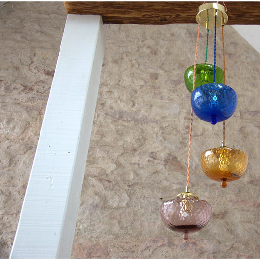 Suspension farandole de toupies anciennes réservoir à pétrole colorées verre soufflé.