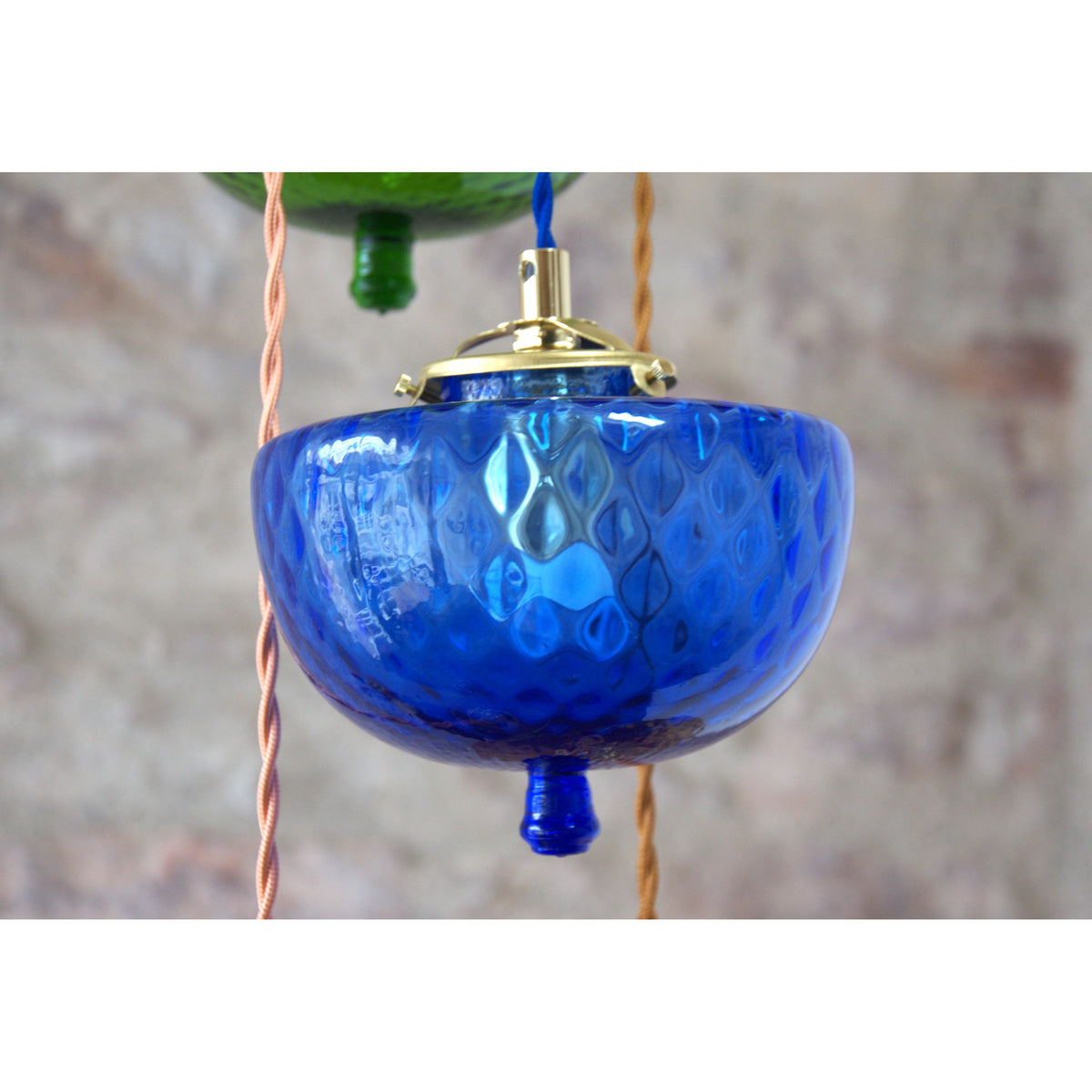 Suspension farandole de toupies anciennes réservoir à pétrole colorées verre soufflé.