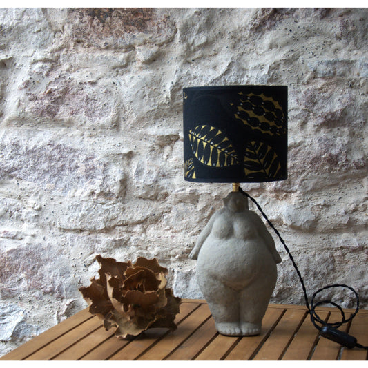 Lampe à poser sculpture femme ciment, abat jour tambour Thevenon.