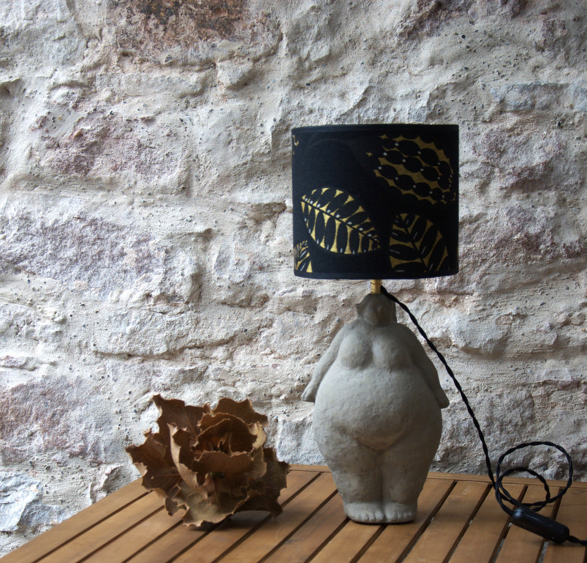 Lampe à poser sculpture femme ciment, abat jour tambour jacquard Thevenon.