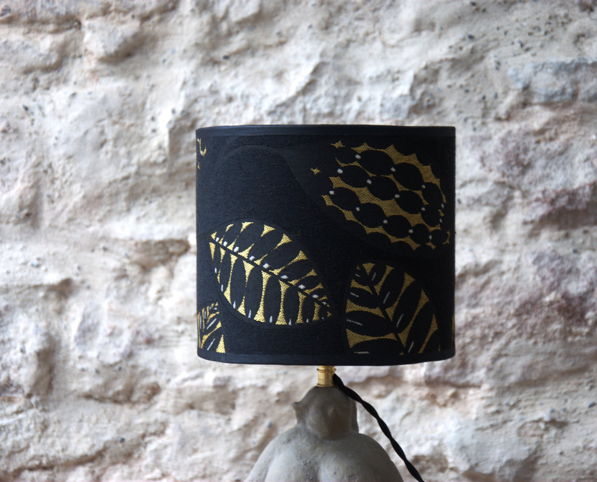 Lampe à poser sculpture femme ciment, abat jour tambour jacquard Thevenon.