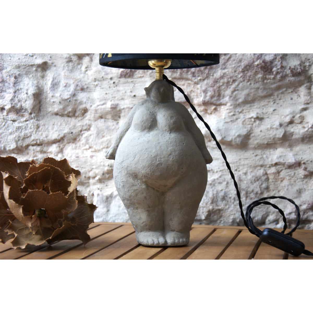 Lampe à poser sculpture femme ciment, abat jour tambour Thevenon.