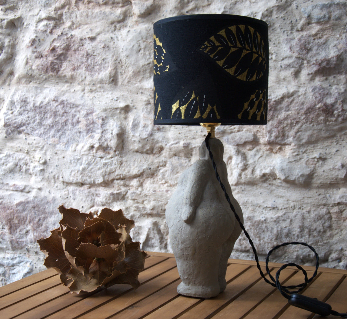 Lampe à poser sculpture femme ciment, abat jour tambour jacquard Thevenon.