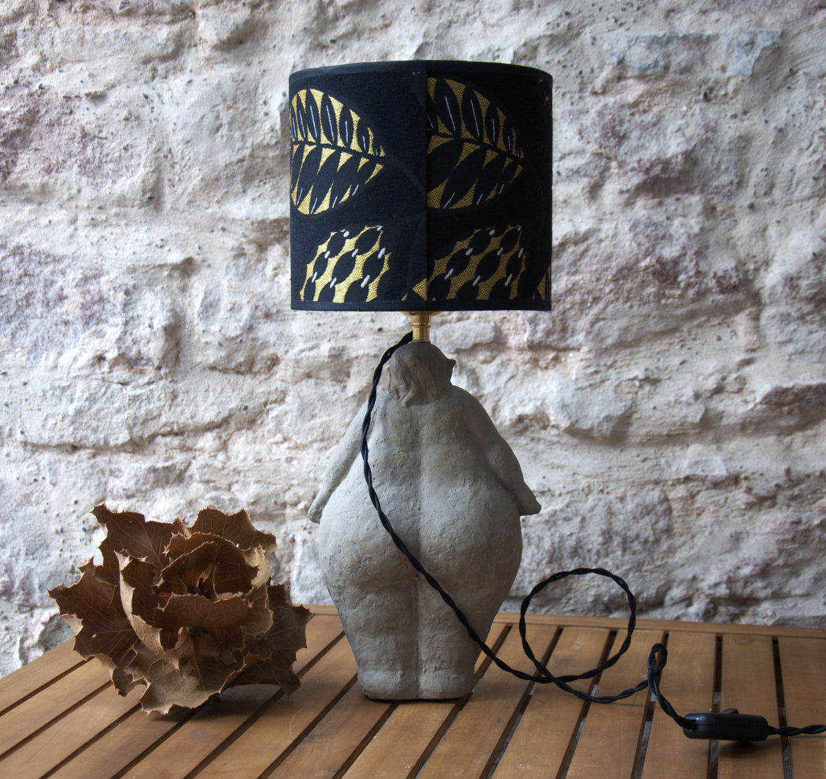 Lampe à poser sculpture femme ciment, abat jour tambour jacquard Thevenon.