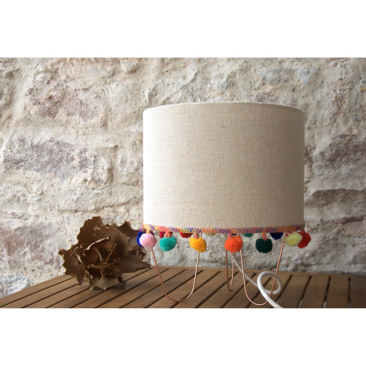 Lampe à poser sur trépied cuivre, abat-jour tambour, tissu coton, fibres de banane.