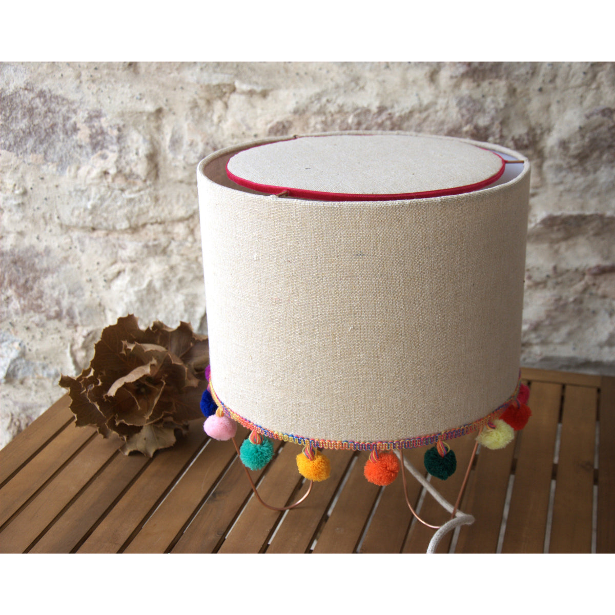 Lampe à poser sur trépied cuivre, abat-jour tambour, tissu coton, fibres de banane.