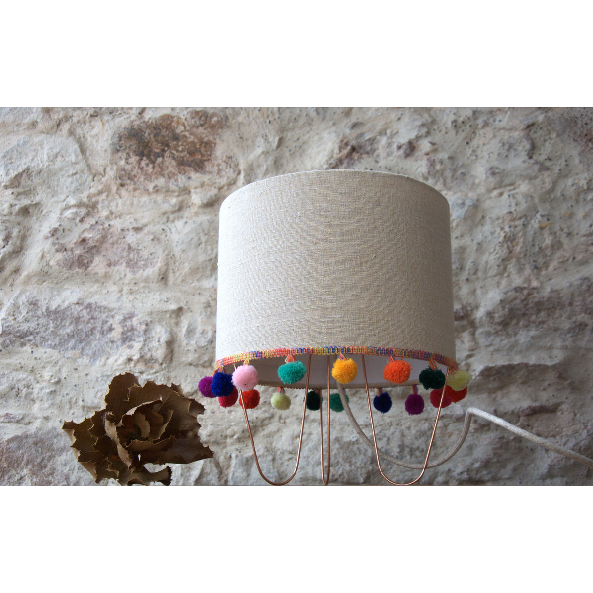 Lampe à poser sur trépied cuivre, abat-jour tambour, tissu coton, fibres de banane.