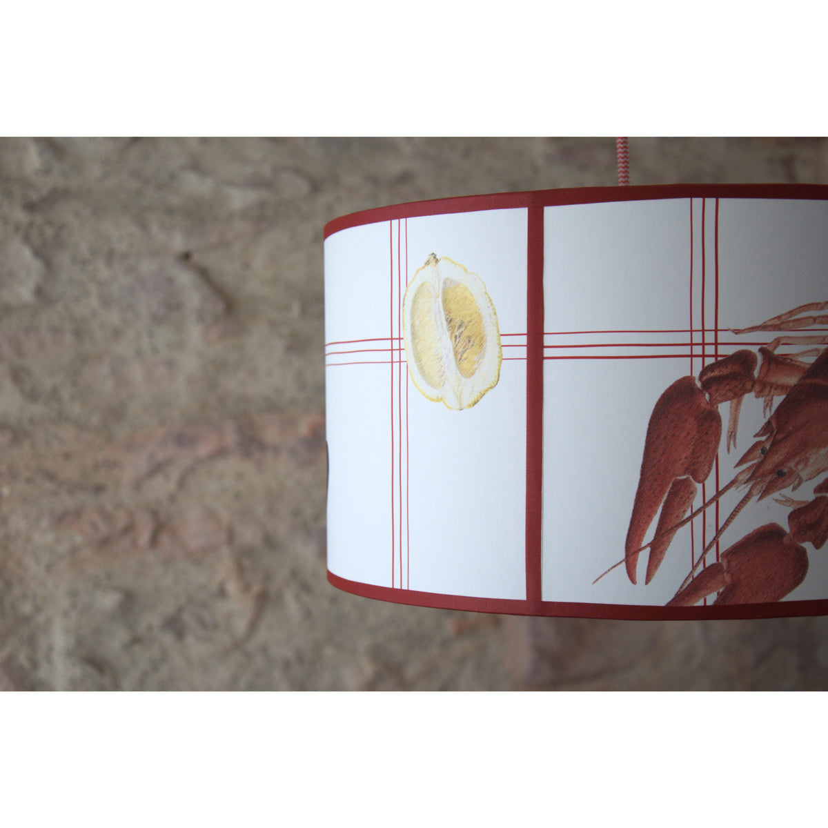 Suspension abat-jour tambour cuisine, habillage papier peint bord de mer.