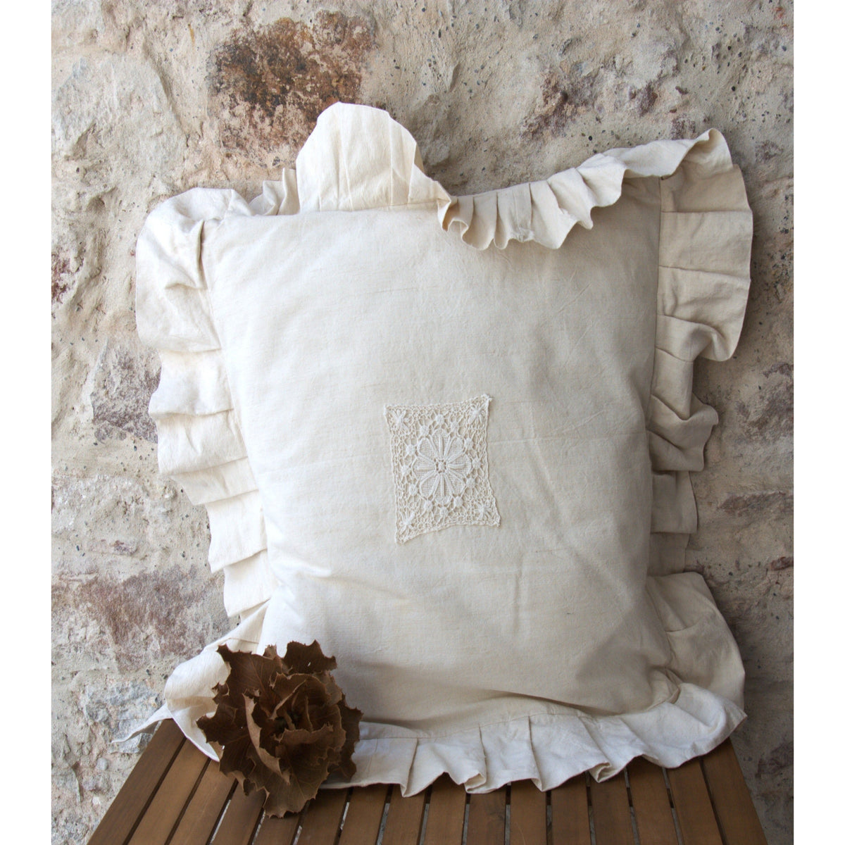 Coussin décoratif chanvre ancien, froufrous et broderies.