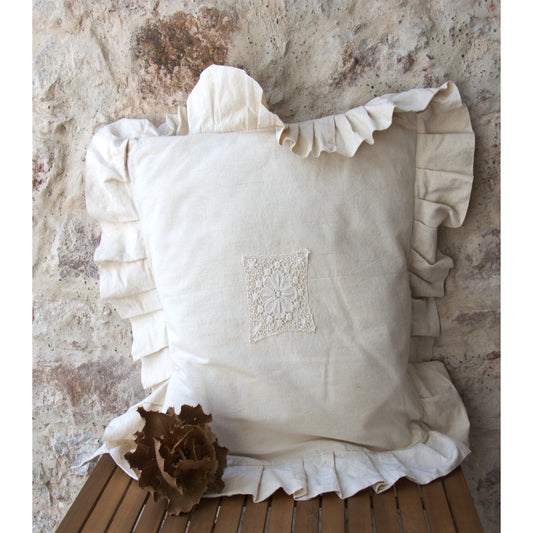 Coussin décoratif chanvre ancien, froufrous et broderies.