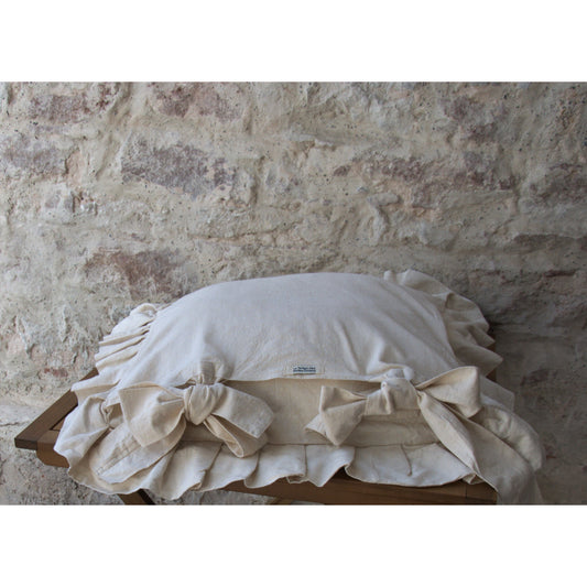 Coussin décoratif chanvre ancien, froufrous et broderies.
