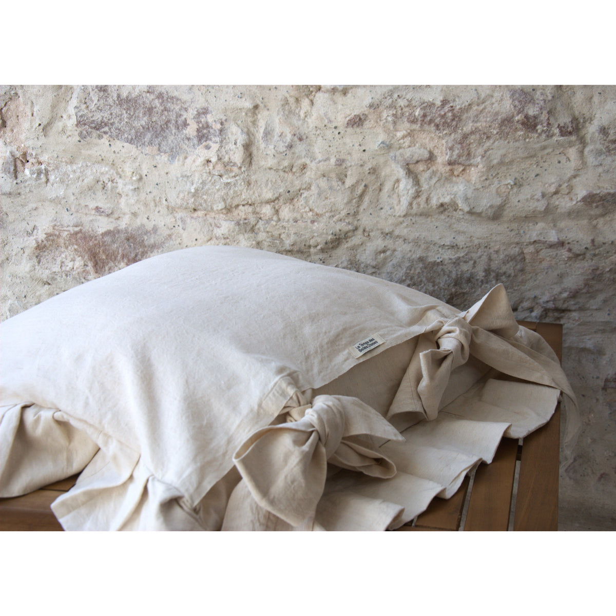 Coussin décoratif chanvre ancien, froufrous et broderies.