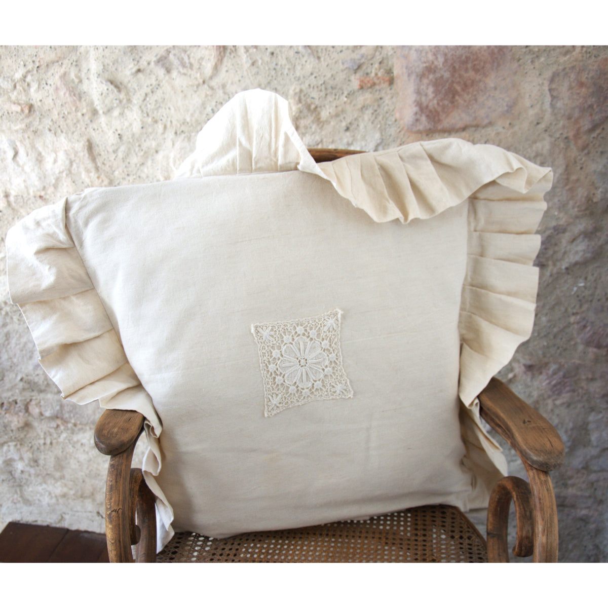 Coussin décoratif chanvre ancien, froufrous et broderies.