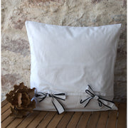 Coussin décoratif coton blanc , nouettes, fleurs avec biais noir.