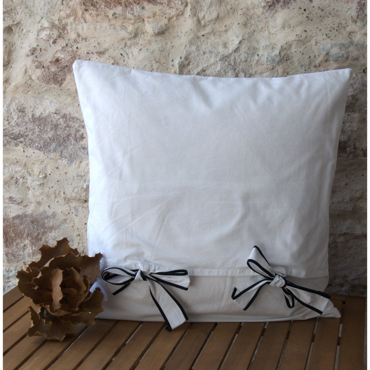 Coussin décoratif coton blanc , nouettes, fleurs avec biais noir.