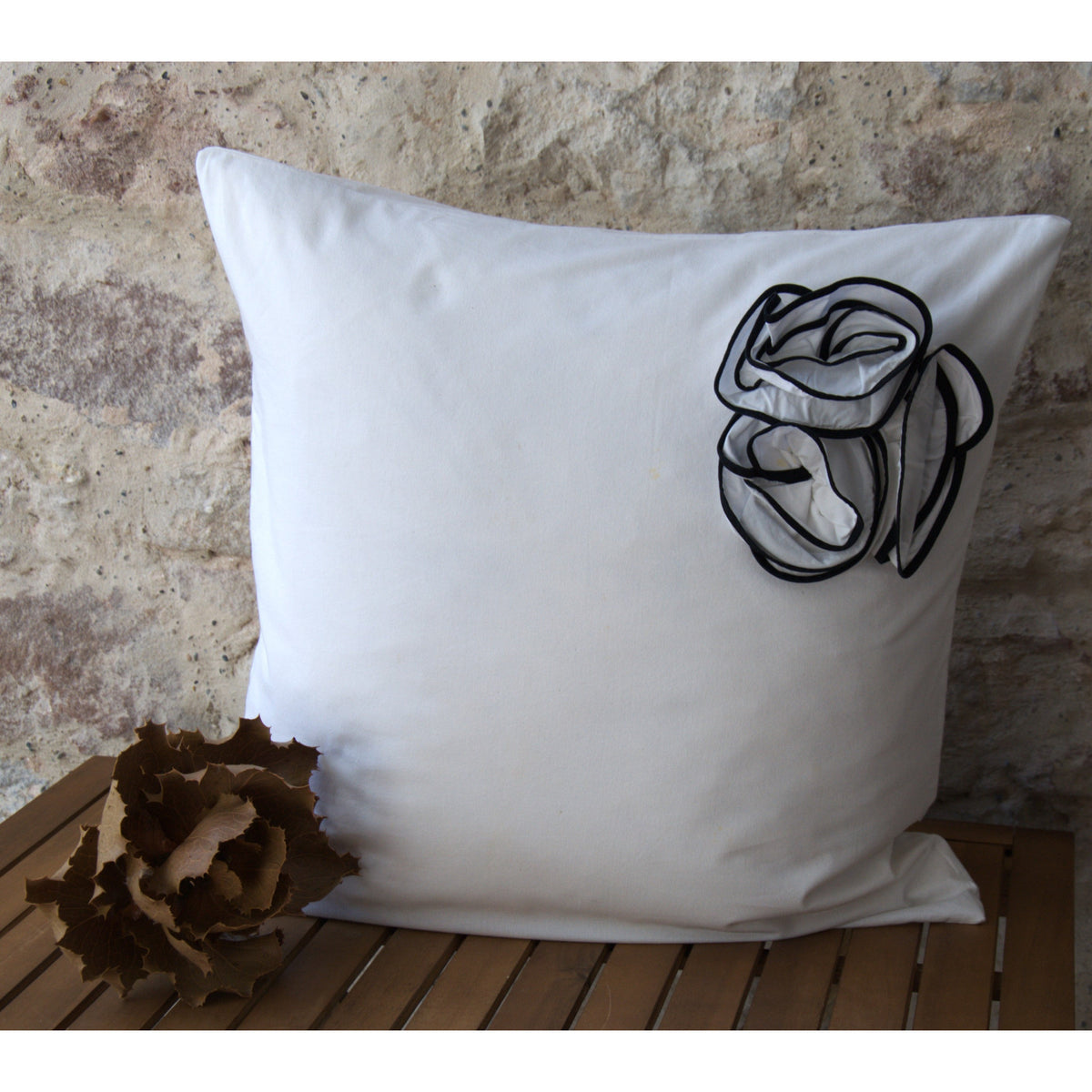 Coussin décoratif coton blanc , nouettes, fleurs avec biais noir.