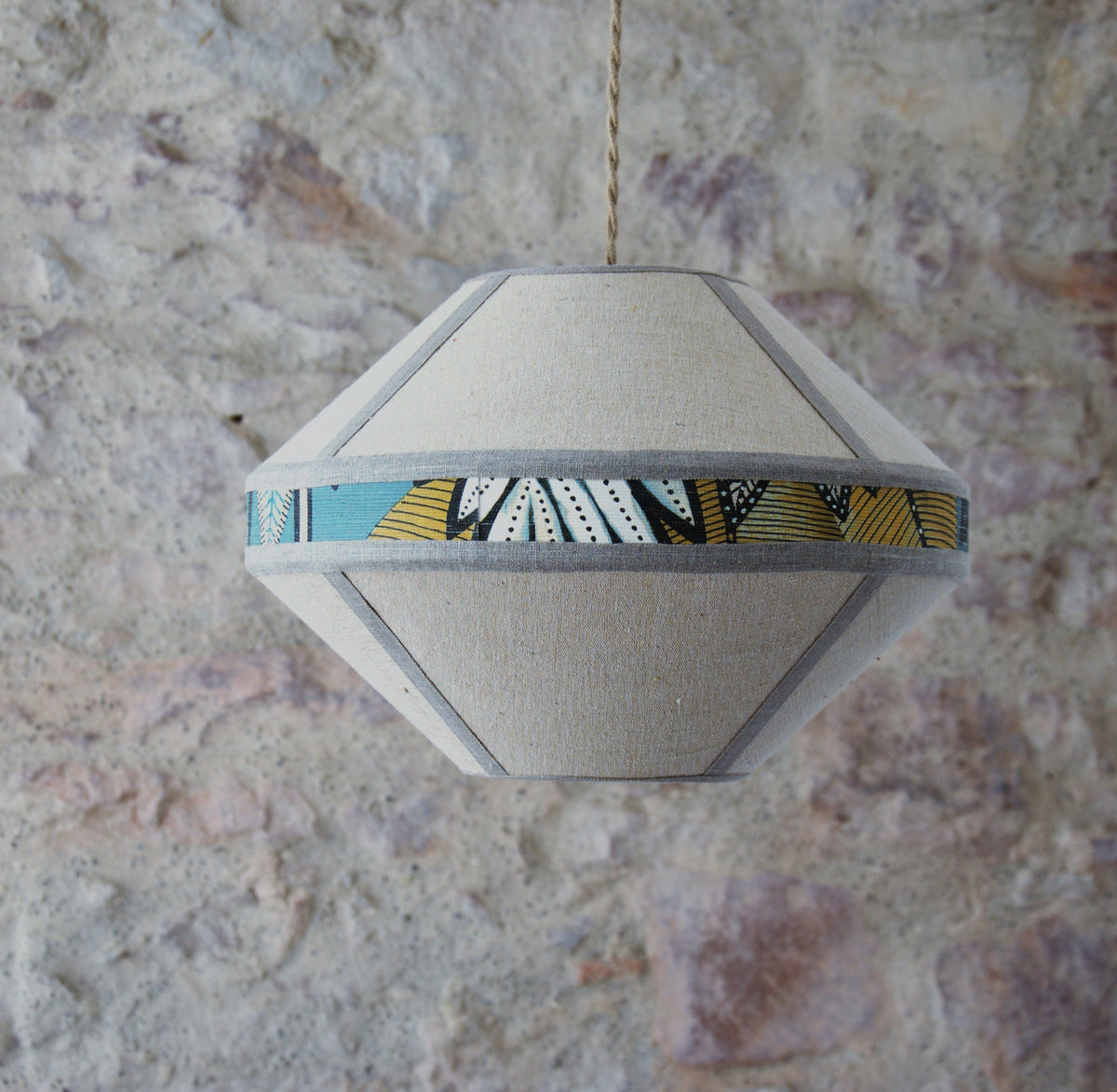 Suspension abat-jour forme soucoupe tissu fibres bananier et papier peint.
