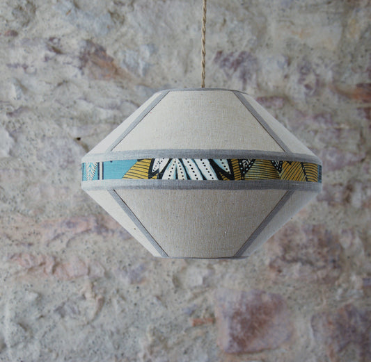 Suspension abat-jour forme soucoupe tissu fibres bananier et papier peint.