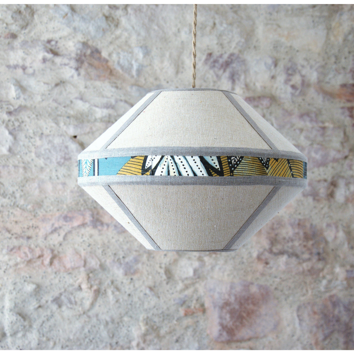 Suspension abat-jour "Soucoupe" , tissu beige fibres de bananier et papier peint.