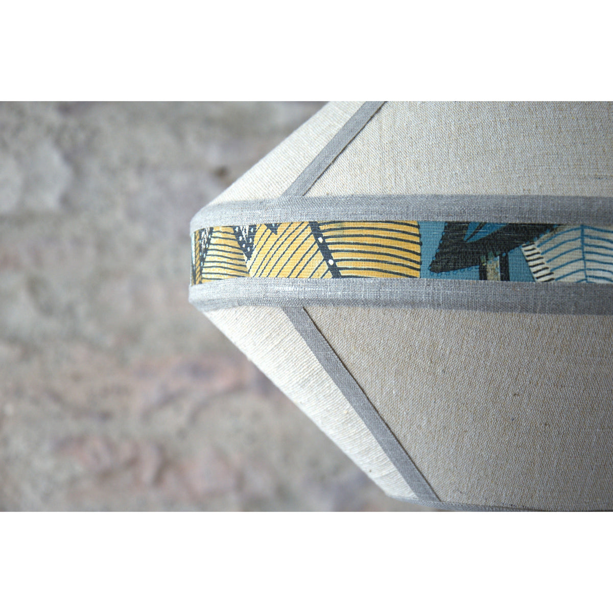 Suspension abat-jour "Soucoupe" , tissu beige fibres de bananier et papier peint.