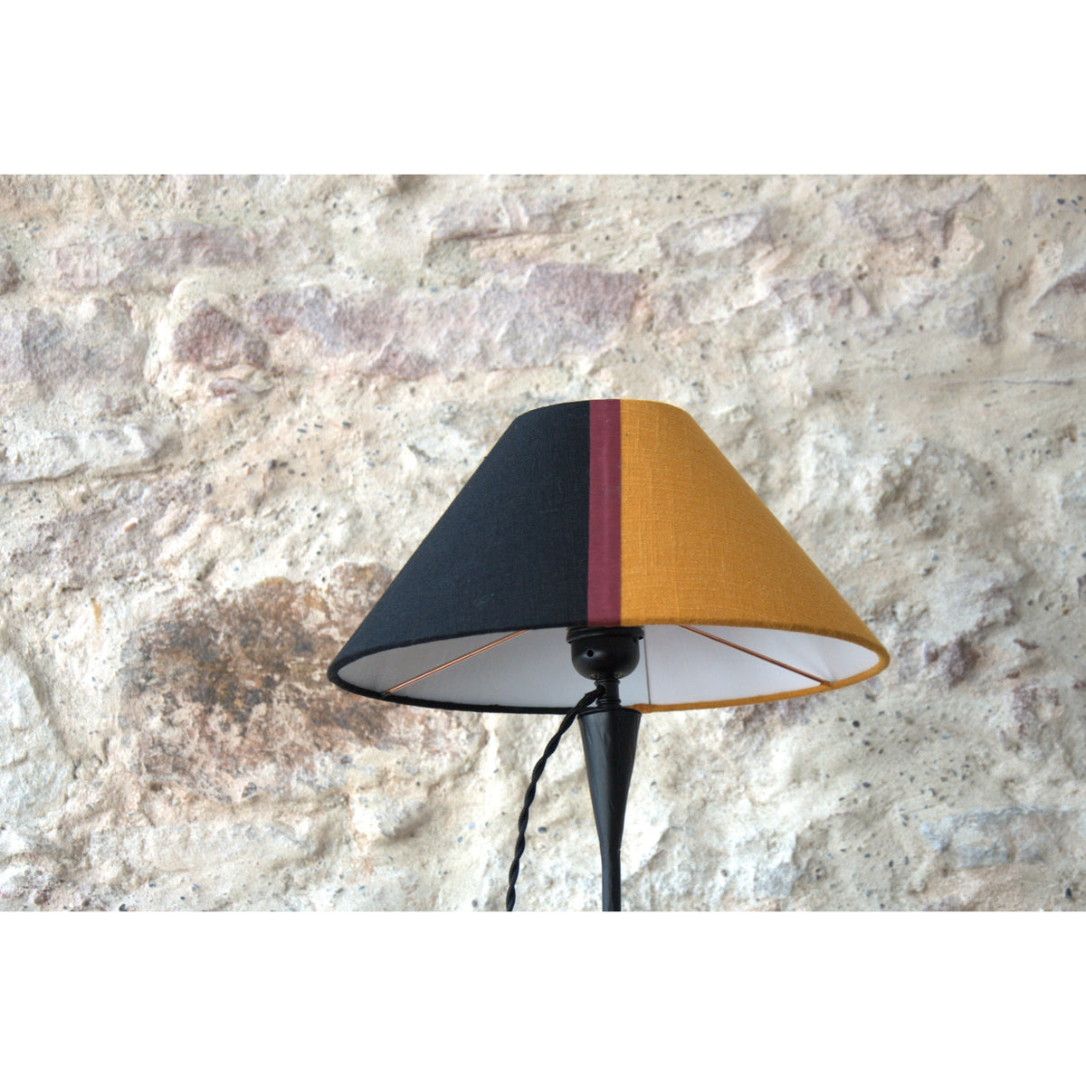 Lampe à poser bougeoir fer forgé , abat-jour conique lin .