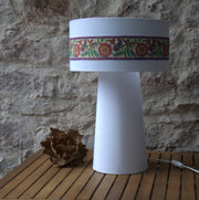 Lampe à poser "Boho"lin blanc et galon brodé. Pièce unique.