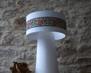 Lampe à poser "Boho"lin blanc et galon brodé. Pièce unique.