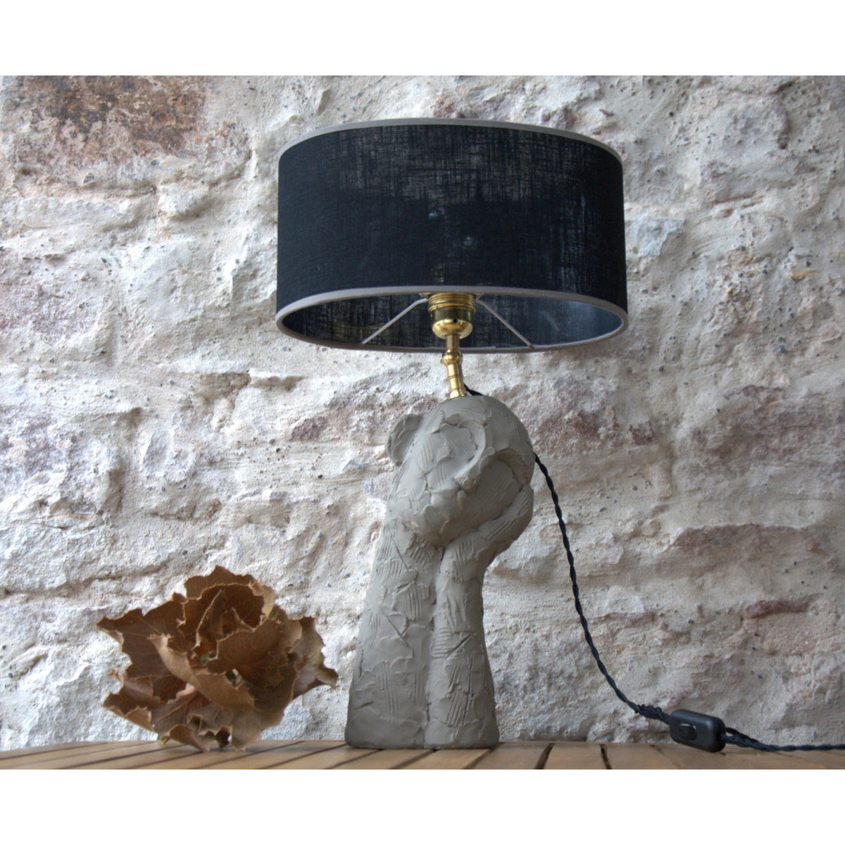 Lampe à poser sculpture ciment , abat jour ovale lin noir.