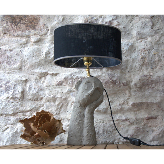 Lampe à poser sculpture ciment , abat jour ovale lin noir.