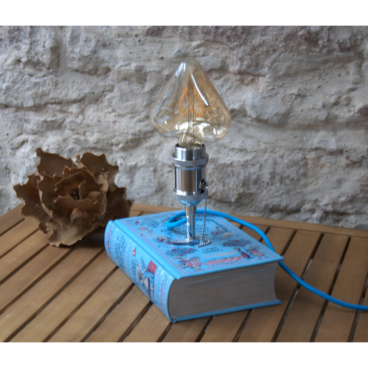 Lampe à poser enfants livre Alice au Pays des Merveilles.