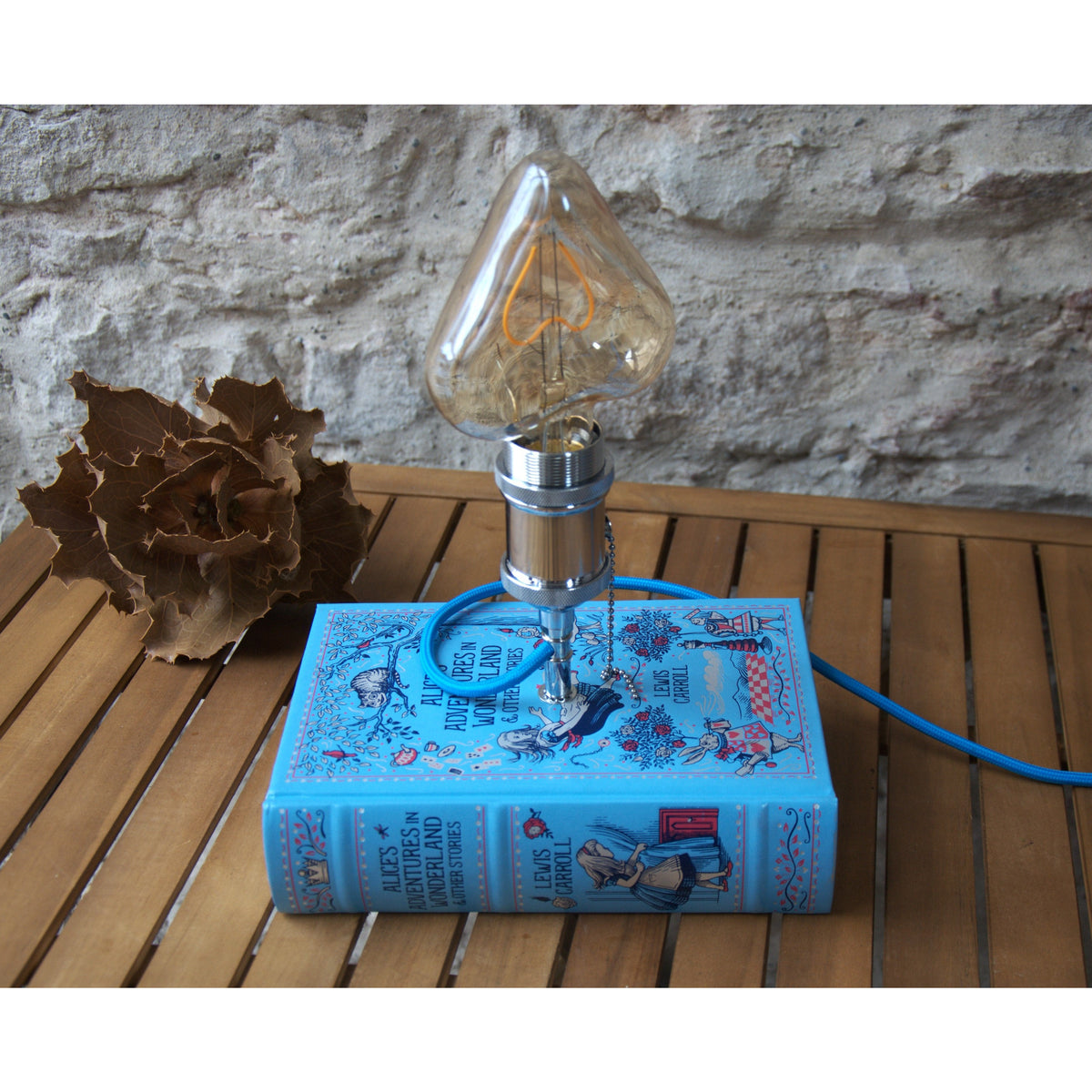 Lampe à poser enfants livre Alice au Pays des Merveilles.