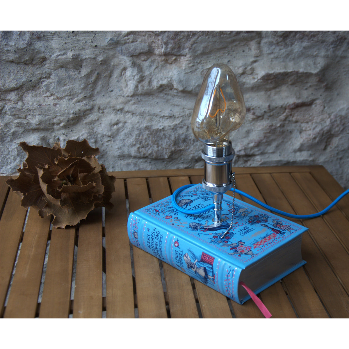 Lampe à poser enfants livre Alice au Pays des Merveilles.