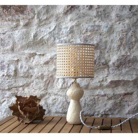Lampe à poser chandelier, abat-jour rotin naturel.