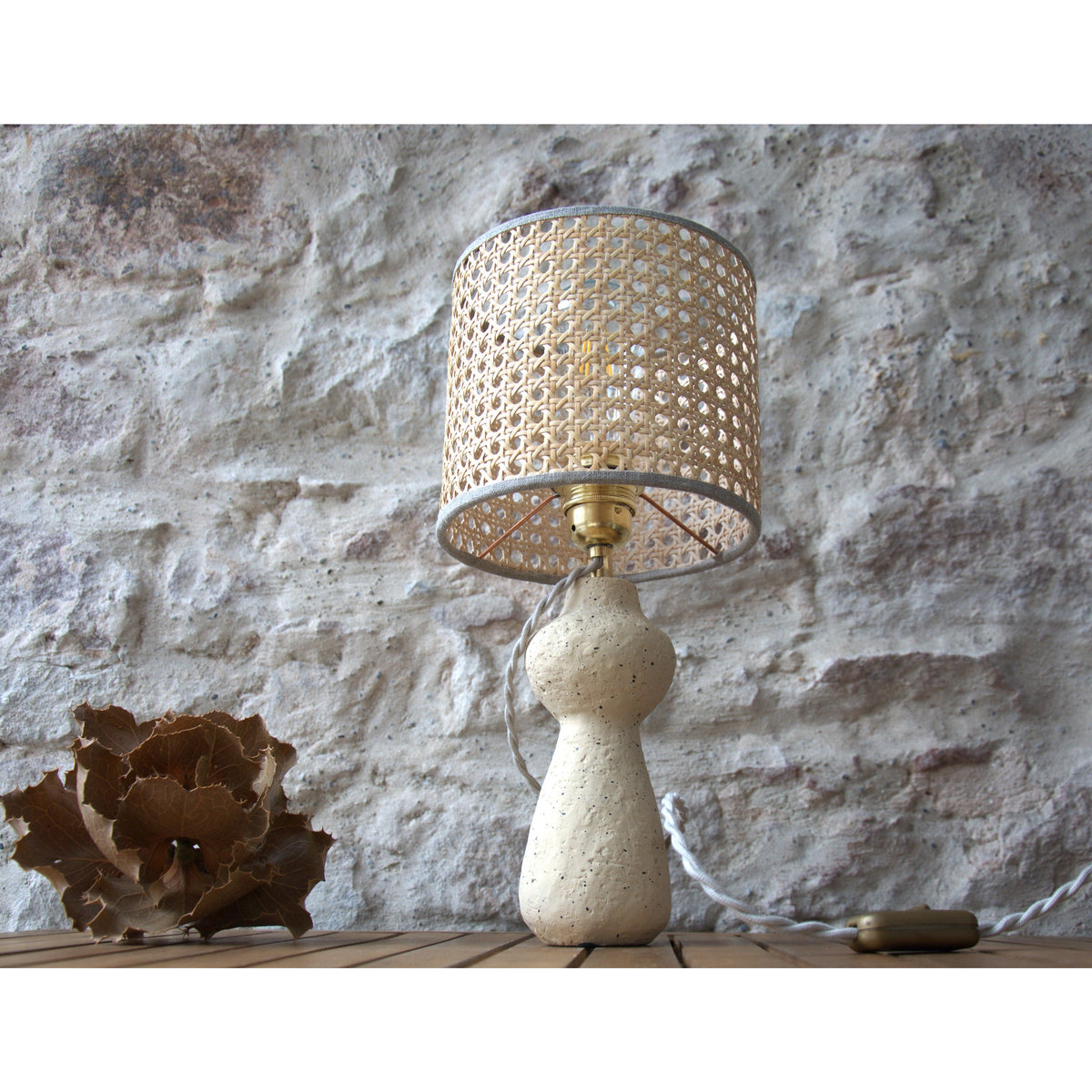 Lampe à poser chandelier, abat-jour rotin naturel.