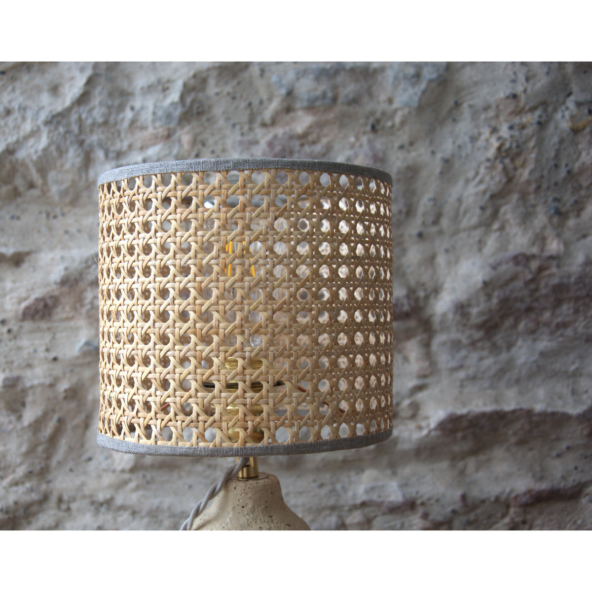 Lampe à poser chandelier, abat-jour rotin naturel.