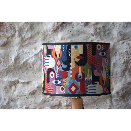 Lampe à poser vase céramique, abat jour tambour jacquard figures abstraites de femmes.