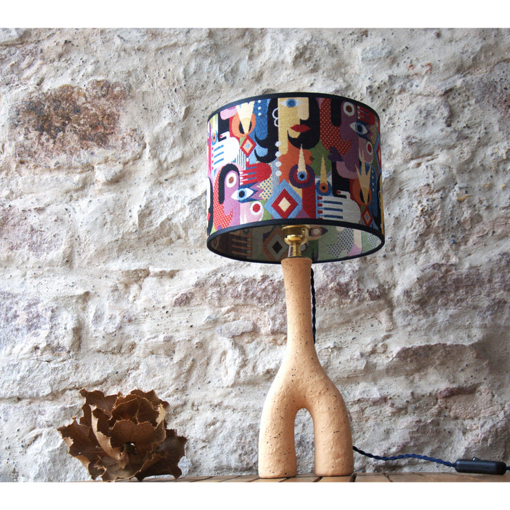 Lampe à poser vase céramique, abat jour tambour jacquard figures abstraites de femmes.