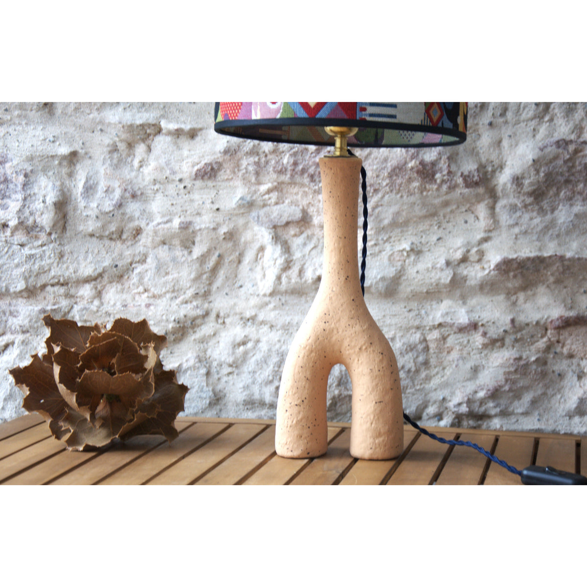 Lampe à poser vase céramique, abat jour tambour jacquard figures abstraites de femmes.
