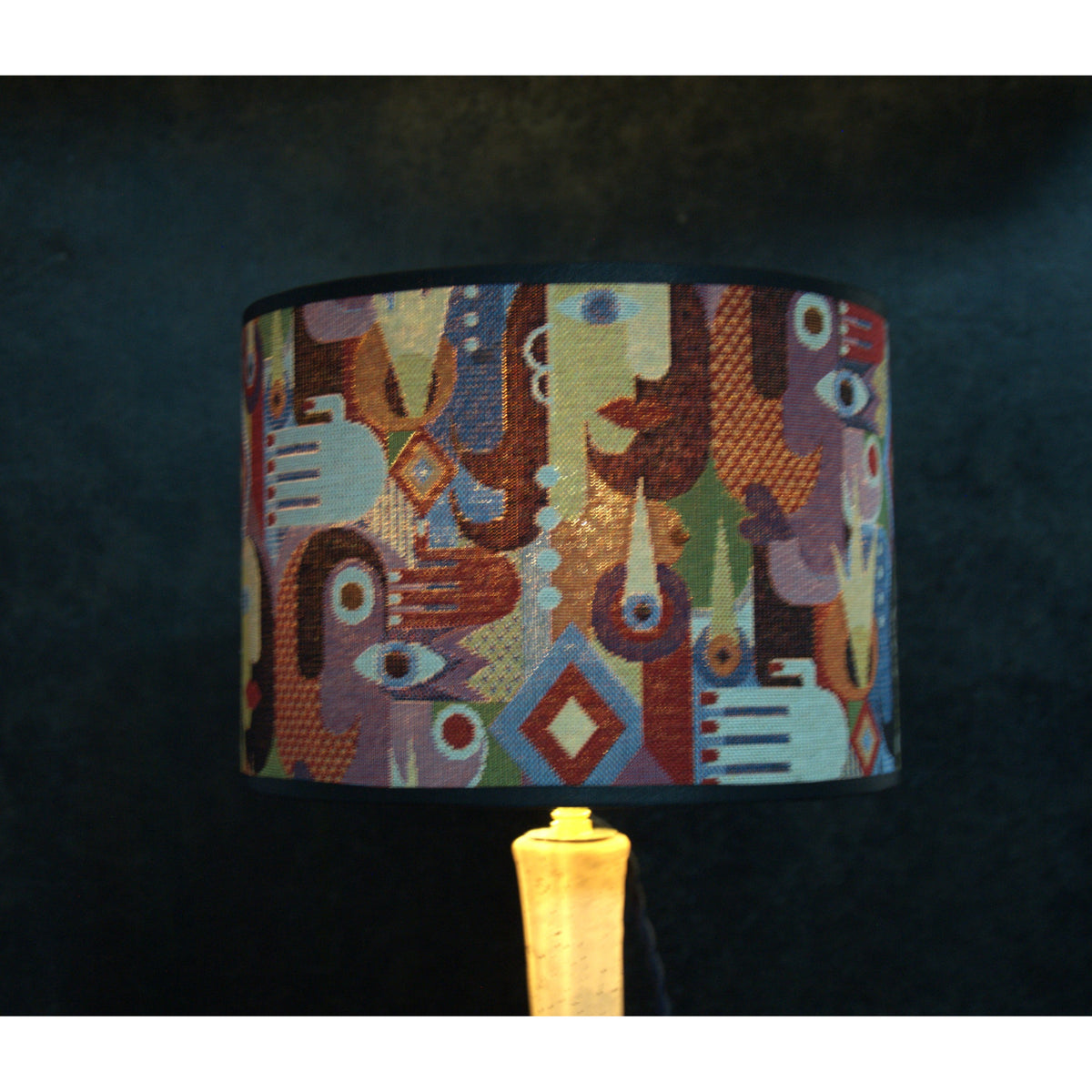 Lampe à poser vase céramique, abat jour tambour jacquard figures abstraites de femmes.