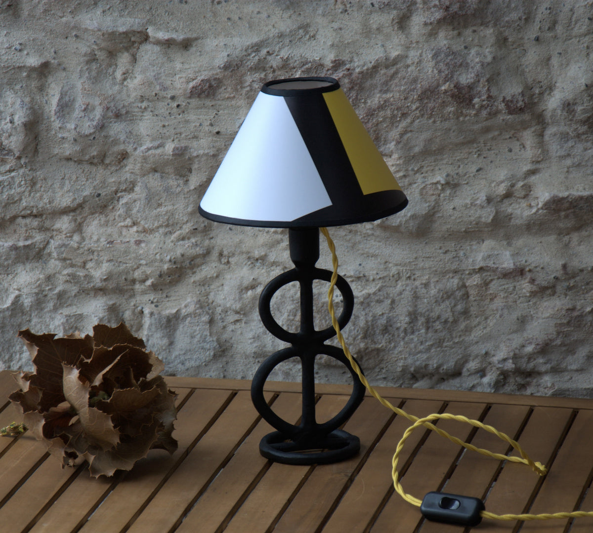 Lampe à poser bougeoir fonte et abat jour conique Mondrian.