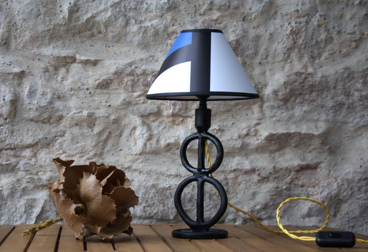 Lampe à poser bougeoir fonte et abat jour conique Mondrian.