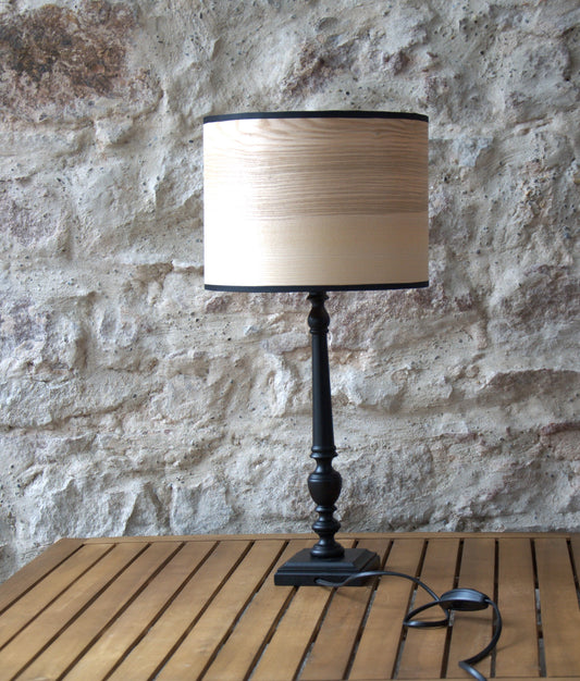 Lampe à poser pied pin noir, abat-jour merisier. Pièce unique.