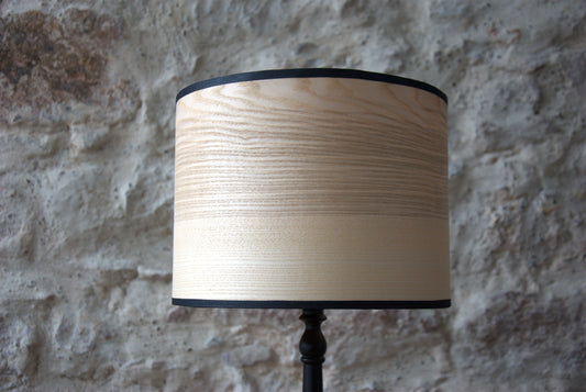 Lampe à poser pied pin noir, abat-jour merisier. Pièce unique.