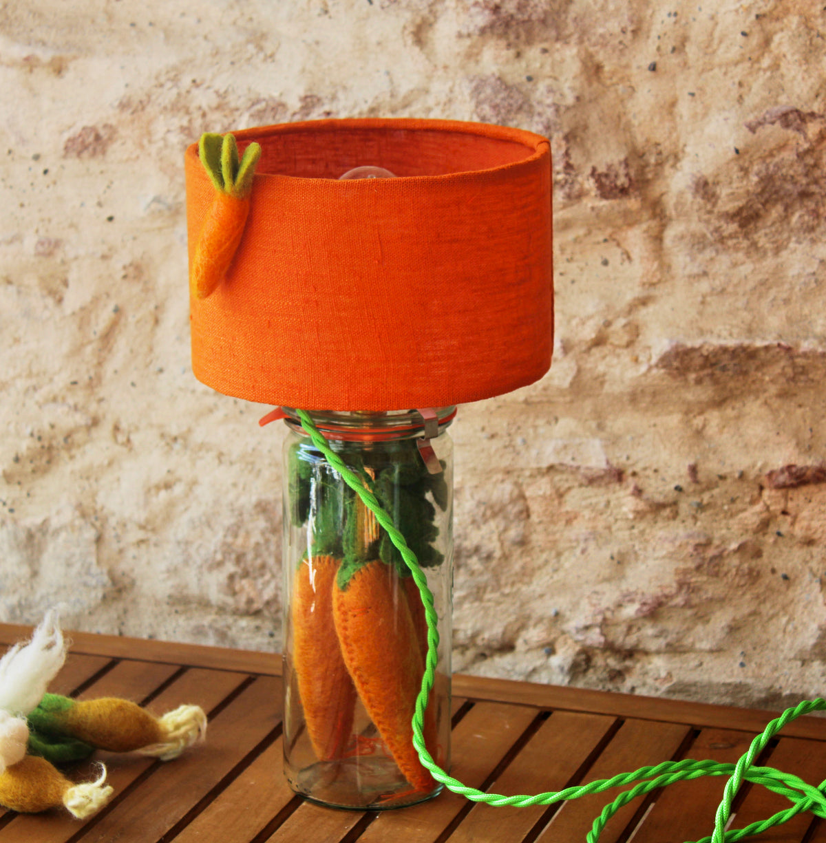 Lampe à poser enfants "Les carottes sont cuites", bocal en verre, abat-jour lin.