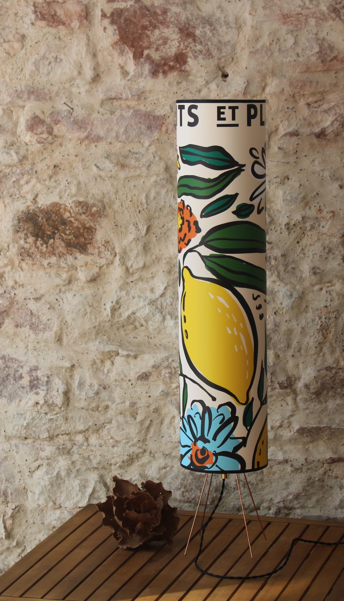 Lampe à poser "Zoe" abat-jour cylindrique sur trépied, affiche original fleurs et fruits.