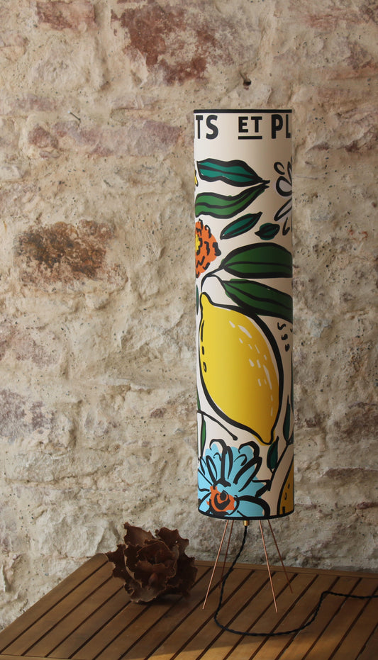 Lampe à poser "Zoe" abat-jour cylindrique sur trépied, affiche original fleurs et fruits.